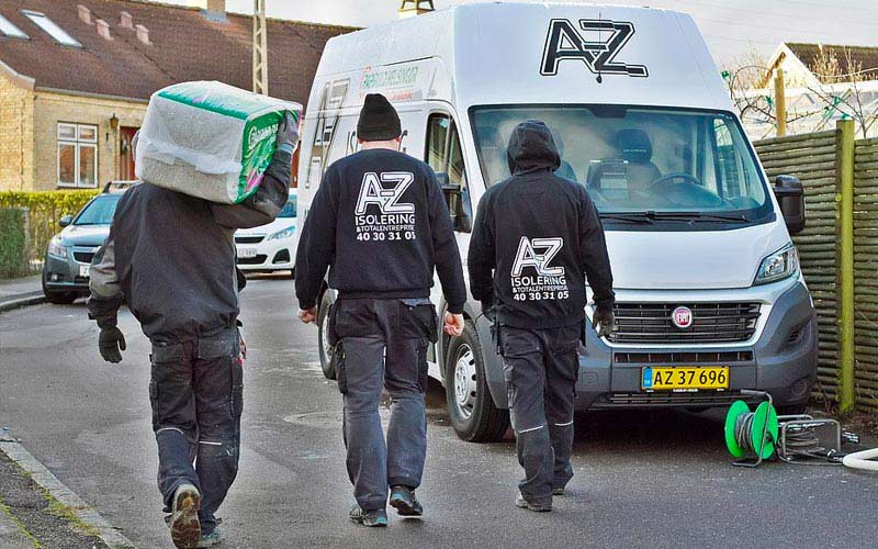 A-Z Isolering team går hen til firmabil